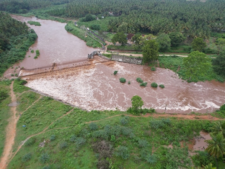 நிரம்பி வழியும் சித்திரைச் சாவடி அணையின் அழகிய காட்சி
