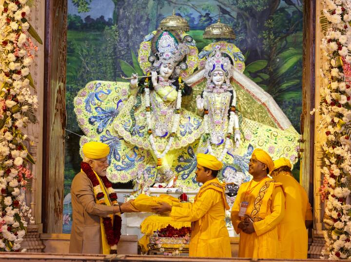 पूजा अर्चना के बाद वहां मौजूद वहां के पुजारीयों ने उन्हें कुछ भेंट अर्पण किया.