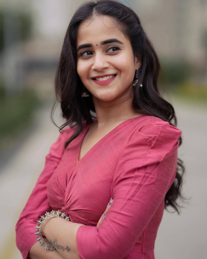 మినిమల్ మేకప్.. రెడ్ లిప్స్టిక్తో ఫోటోలకు ఫోజులిచ్చింది.