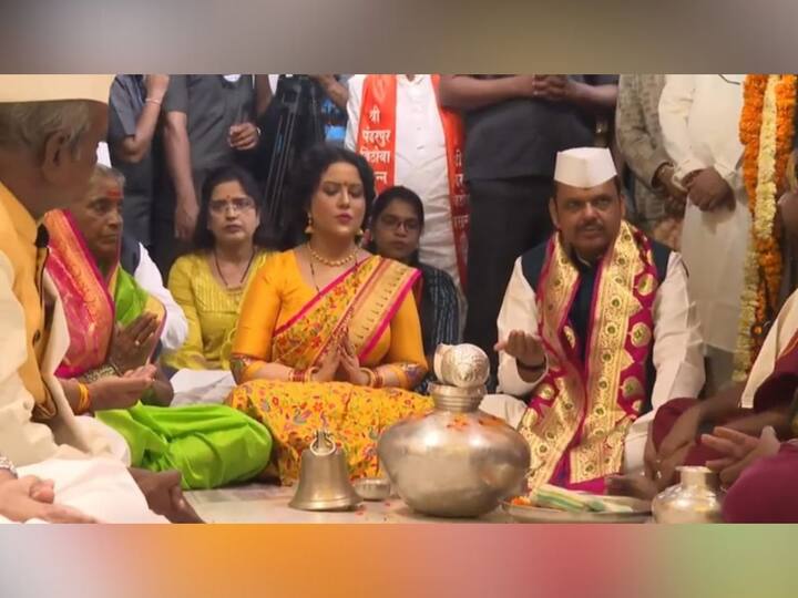 या पूजेनंतर श्री विठ्ठल रुक्मिणी मंदिर समितीतर्फे उपमुख्यमंत्री देवेंद्र फडणवीस, अमृता फडणवीस आणि मानाचे वारकरी घुगे दाम्पत यांचा सत्कार करण्यात आला.