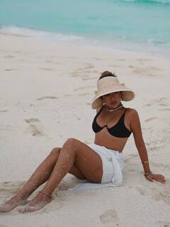 Sara Gurpal Photo: બિચ કિનારે બિકીનીમાં હોટ પોઝ આપતી જોવા મળી સારા ગુરપાલ