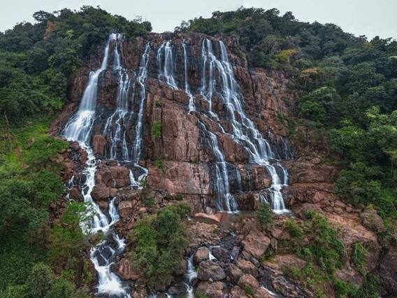 અહીં હાજર પર્યટન સ્થળો પણ ગાઢ જંગલોની વચ્ચે આવેલા છે, તેથી 12 મહિના દરમિયાન ઠંડીનો અનુભવ થાય છે, ખાસ કરીને બસ્તરનો તીરથગઢ વોટરફોલ ખૂબ પ્રખ્યાત છે. શિયાળાની ઋતુમાં અહીં મોટી સંખ્યામાં પ્રવાસીઓ આવે છે.