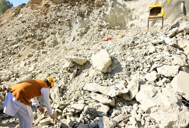 इस दौरान सीएम पुष्कर सिंह धामी बौख नाग देवता से सभी श्रमिकों की कुशलता की प्रार्थना भी की है.