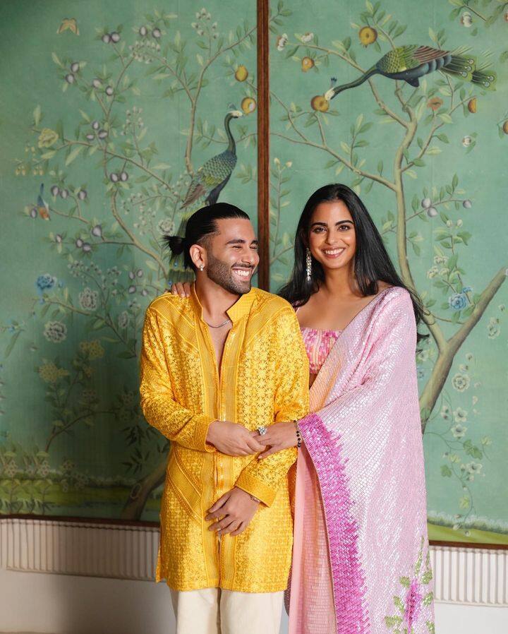 आता अशा अफवा आहेत की ओरी सलमान खानच्या शो बिग बॉस 17 मध्ये वाईल्ड कार्ड स्पर्धक म्हणून प्रवेश करणार आहे.
