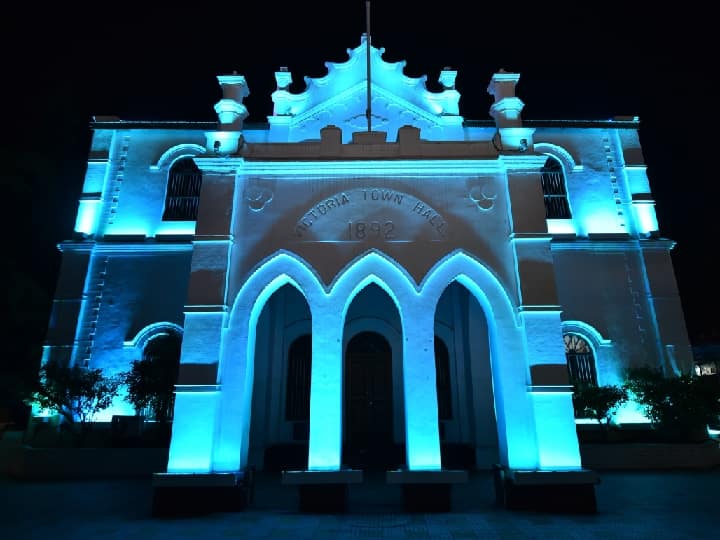 கோவை மாநகராட்சி அலுவலகம் பல்வேறு நிற விளக்குகளால் பொலிவுடன் காட்சியளித்தது.