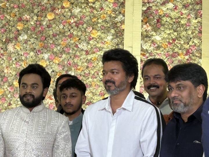 Vijay Latest Photos : கோலகல திருமண விழாவிற்கு வருகை தந்த விஜய்யை பூங்கொத்து கொடுத்து வரவேற்றனர்.