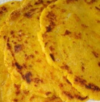 ਮੱਕੀ ਦੀ ਰੋਟੀ ਦਾ ਸੇਵਨ ਤੁਹਾਡੇ ਦਿਲ ਦੀ ਸਿਹਤ ਦਾ ਵੀ ਧਿਆਨ ਰੱਖਦਾ ਹੈ। ਸਰਦੀਆਂ ਵਿੱਚ ਇਸ ਦਾ ਸੇਵਨ ਸਰੀਰ ਵਿੱਚ ਖ਼ਰਾਬ ਕੋਲੈਸਟ੍ਰਾਲ ਨੂੰ ਘਟਾ ਕੇ ਚੰਗੇ ਕੋਲੈਸਟ੍ਰਾਲ ਨੂੰ ਬਣਾਈ ਰੱਖਣ ਵਿੱਚ ਮਦਦ ਕਰਦਾ ਹੈ। ਮੱਕੀ ਦੀ ਰੋਟੀ 'ਚ ਪਾਇਆ ਜਾਣ ਵਾਲਾ ਓਮੇਗਾ 3 ਫੈਟੀ ਐਸਿਡ ਨਾ ਸਿਰਫ ਦਿਲ ਨੂੰ ਸਿਹਤਮੰਦ ਰੱਖਣ 'ਚ ਮਦਦ ਕਰਦਾ ਹੈ ਸਗੋਂ ਬਲੱਡ ਪ੍ਰੈਸ਼ਰ ਨੂੰ ਕੰਟਰੋਲ ਕਰਨ 'ਚ ਵੀ ਮਦਦ ਕਰਦਾ ਹੈ। ਜਿਸ ਕਾਰਨ ਦਿਲ ਨਾਲ ਜੁੜੀਆਂ ਸਮੱਸਿਆਵਾਂ ਜਿਵੇਂ ਹਾਰਟ ਅਟੈਕ ਅਤੇ ਸਟ੍ਰੋਕ ਦਾ ਖਤਰਾ ਘੱਟ ਹੋ ਜਾਂਦਾ ਹੈ।