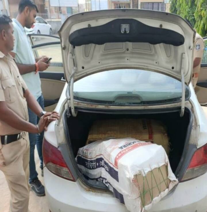 A policeman was caught with liquor smuggling in Chotaudepur's Naswadi Crime News : ફરી એકવાર પોલીસ કર્મી જ બન્યો બુટલેગર, દારૂની હેરાફેરી સાથે રંગે હાથે ઝડપાતા ધરપકડ