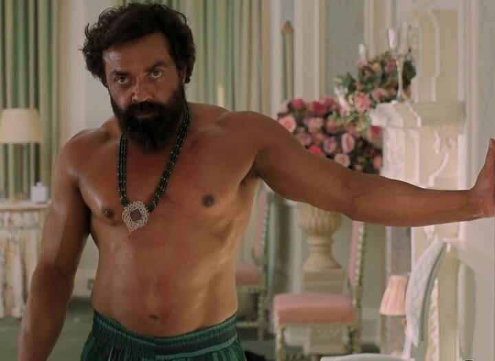 एनिमल में बॉबी देओल रणबीर कपूर के अपोजिट विलन बने हैं. ट्रेलर में उनकी एक्टिंग और लुक देख दर्शक इंप्रेस हो गए हैं.