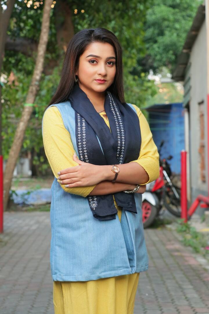 অবসর সময়ে ডোনা অনলাইন শপিং করতে, খেতে ভালবাসেন। আর খেতে খেতে ল্যাপটপে সিনেমা বা ওয়েব সিরিজ দেখেন। আগে নাচ করতেন। কিন্তু এখন শ্যুটিং করে এত ক্লান্ত হয়ে যান যে আর নাচ হয়ে ওঠে না।