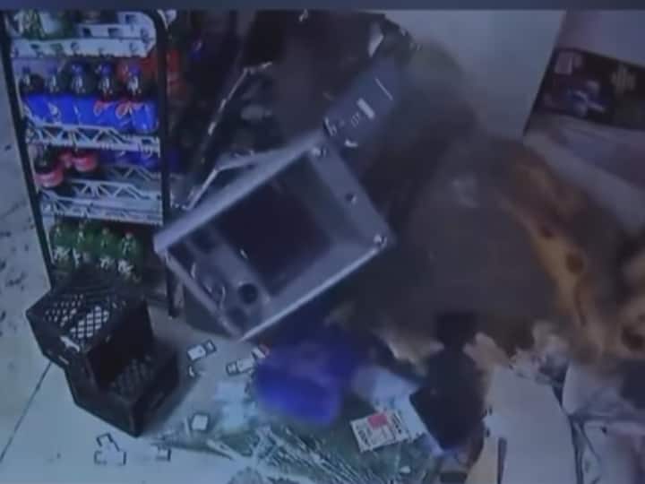 Thief Took Away ATM Machine Using Bulldozer Watching Viral Video कभी नहीं देखी होगी ऐसी चोरी, बुलडोजर से पूरा ATM मशीन उखाड़ ले गया चोर, ये VIDEO देखकर उड़ जाएंगे होश