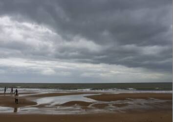 আবহবিদদের পর্যবেক্ষণ, তাইল্যান্ড উপসাগর ও মলয় উপদ্বীপ অঞ্চলে তৈরি এই ধরনের 'নিরক্ষীয় ঝঞ্ঝা' গত কয়েক বছর ধরে সাগরপথে অনেক দূর পাড়ি দিচ্ছে। সেই হিসেব কষে অনেকের আশঙ্কা, এবার হয়তো এই  'নিরক্ষীয় ঝঞ্ঝা' ভারত, বাংলাদেশ এবং মায়ানমারের উপকূলে আছড়ে পড়তে পারে।