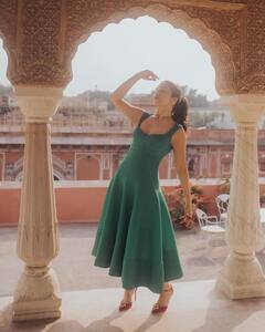 PHOTO: भूमीचा क्लासी लूक; ब्लॅक ड्रेसमध्ये वेधलं लक्ष!