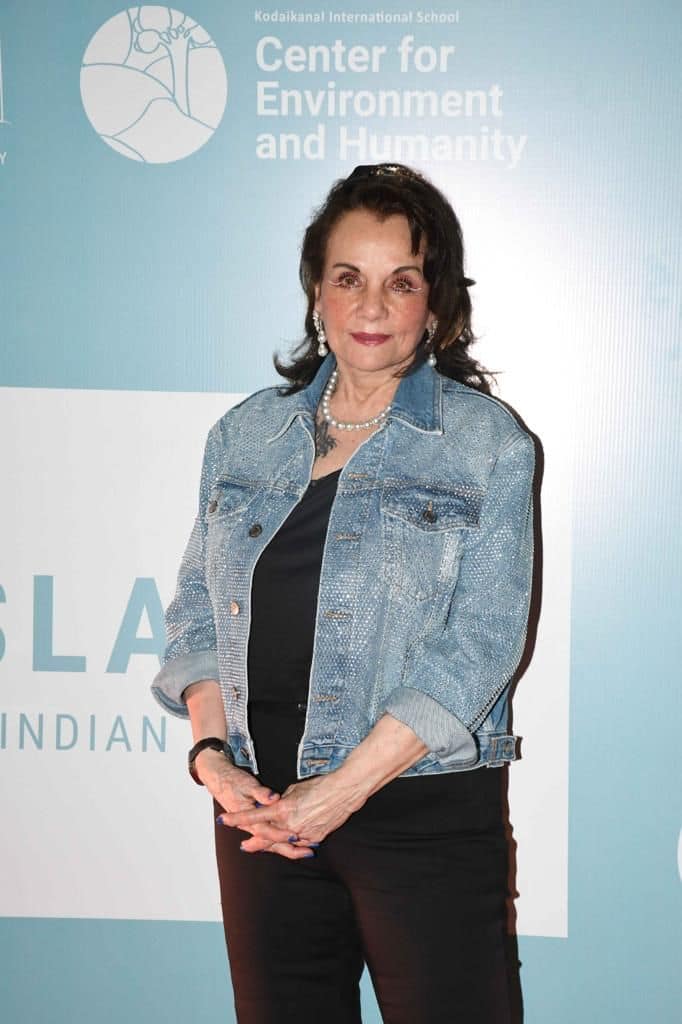 Mumtaz attended the event wearing black pants, top with a blue denim jacket.
