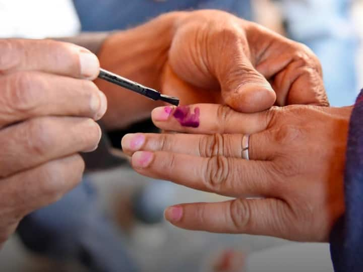 Voting Ink: वोटिंग के वक्त चुनावी स्याही इसलिए लगाया जाता है जिससे कोई मतदाता दोबारा वोट न करे. ये चुनावी स्याही वोटिंग में होने वाली धोखाधड़ी से बचाने का काम करता है.