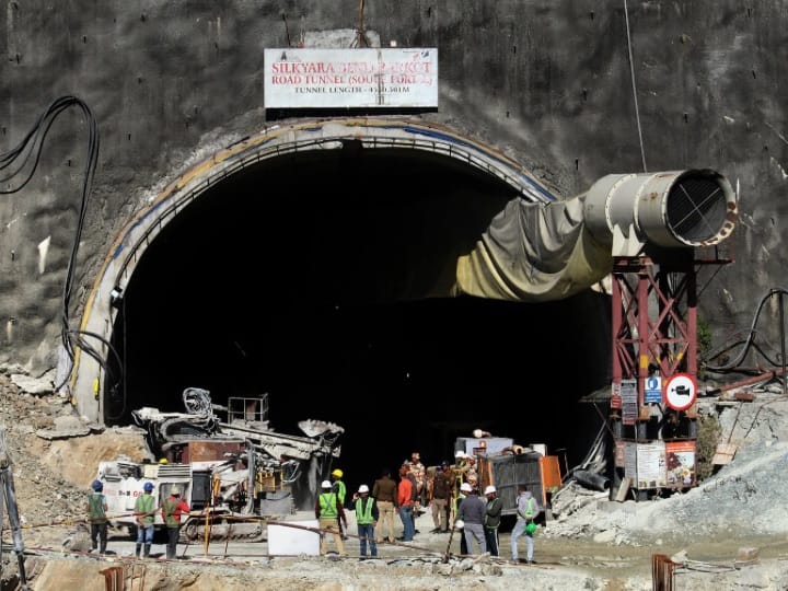 Tunnel Accident rescue operation in final stage Ludo and playing cards will be sent inside the tunnel to release stress of trapped Labourers Tunnel Accident: NDRF ने स्ट्रेस दूर करने के लिए टनल में भेजा लूडो और ताश, बस कुछ घंटे बाद मिलेगी गुड न्यूज