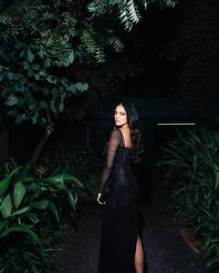 Malavika Mohanan Photos : இரவில் நிலவாய் ஜொலித்த நடிகை மாளவிகா மோகனன்!