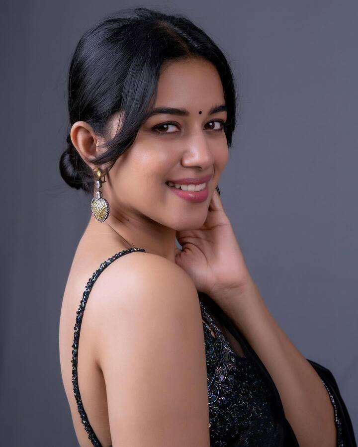 தற்போது இவர் கறுப்பு புடவையில் சில அழகிய புகைப்படங்களை தனது இன்ஸ்டாகிராம் பக்கத்தில் பதிவிட்டுள்ளார்.