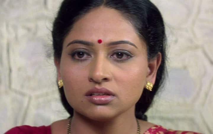 'दामिनी' ही मालिका छोट्या पडद्यावर चांगलीच गाजली होती. या मालिकेत प्रतीक्षा लोणकर मुख्य भूमिकेत होती. अन्नायाविरुद्ध आवाज उठवणाऱ्या एका स्त्रीची गोष्ट या मालिकेत दाखवण्यात आली होती. या मालिकेचं टायटल ट्रॅकदेखील प्रेक्षकांच्या पसंतीस उतरलं होतं.