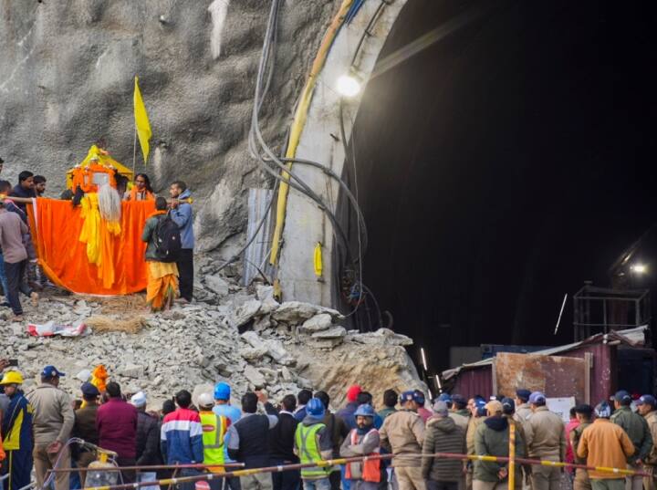BSNL employee said On the instructions of the government a landline facility is being provided to the tunnel area Uttarakhand Tunnel Rescue: সুড়ঙ্গে আটকে থাকা শ্রমিকদের কাছে 'ল্যান্ডলাইন' পৌঁছে দিতে উদ্যোগী সরকার, লাইন পাতার কাজ চালু করেছে বিএসএনএল