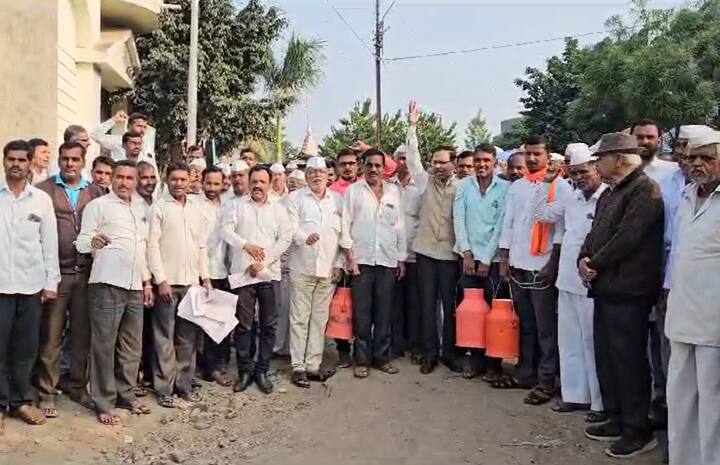 दूध दराच्या (Milk Price) मुद्यावरुन सध्या राज्यातील वातावरण चांगलच गरम झाल्याचं पाहायला मिळत आहे. कारण दुधाच्या दरात (Milk Price) मोठी घसरण झाल्याचं चित्र पाहायला मिळत आहे.