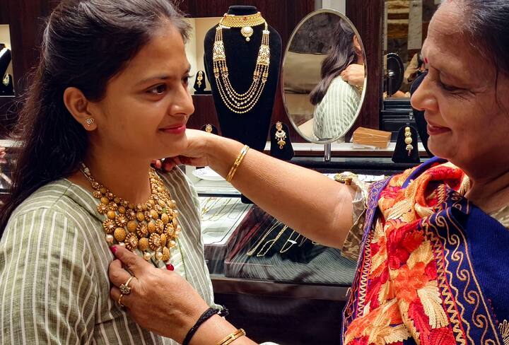 Gold Rate: বিয়ের মরশুমে সোনার দোকানে কেনাকাটি বাড়ে বৈকি। চলছে অঘ্রাণ মাস। বিয়ের দিন রয়েছে পরপর। এরপর পৌষ পার করে মাঘ ফাল্গুনে ফের বিয়ের দিন রয়েছে। তাই এই সময় হালকা থেকে ভারী , সব ধরনের গয়নার বিক্রিই চলে। তাই একটু সস্তা কবে হবে সোনা, সেদিকে চোখ থাকে অনেকেরই।
