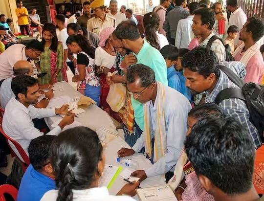 આધાર જાહેર કરતી સંસ્થા UIDAI તમામ આધાર ધારકોને 10 વર્ષ બાદ આધાર અપડેટ કરવાની સલાહ આપે છે.