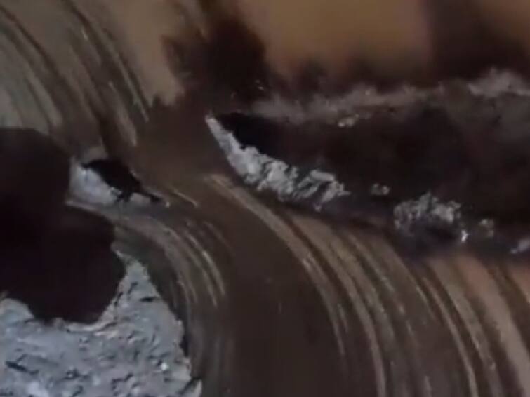 Uttarakhand Uttarkashi tunnel rescue video from the site where the rescue operation is underway to rescue Uttarkashi tunnel rescue: தொழிலாளர்களை மீட்க சுரங்கப்பாதை; ஸ்ட்ரெச்சரில் கொண்டுவர ஏற்பாடு - வெளியான வீடியோ 