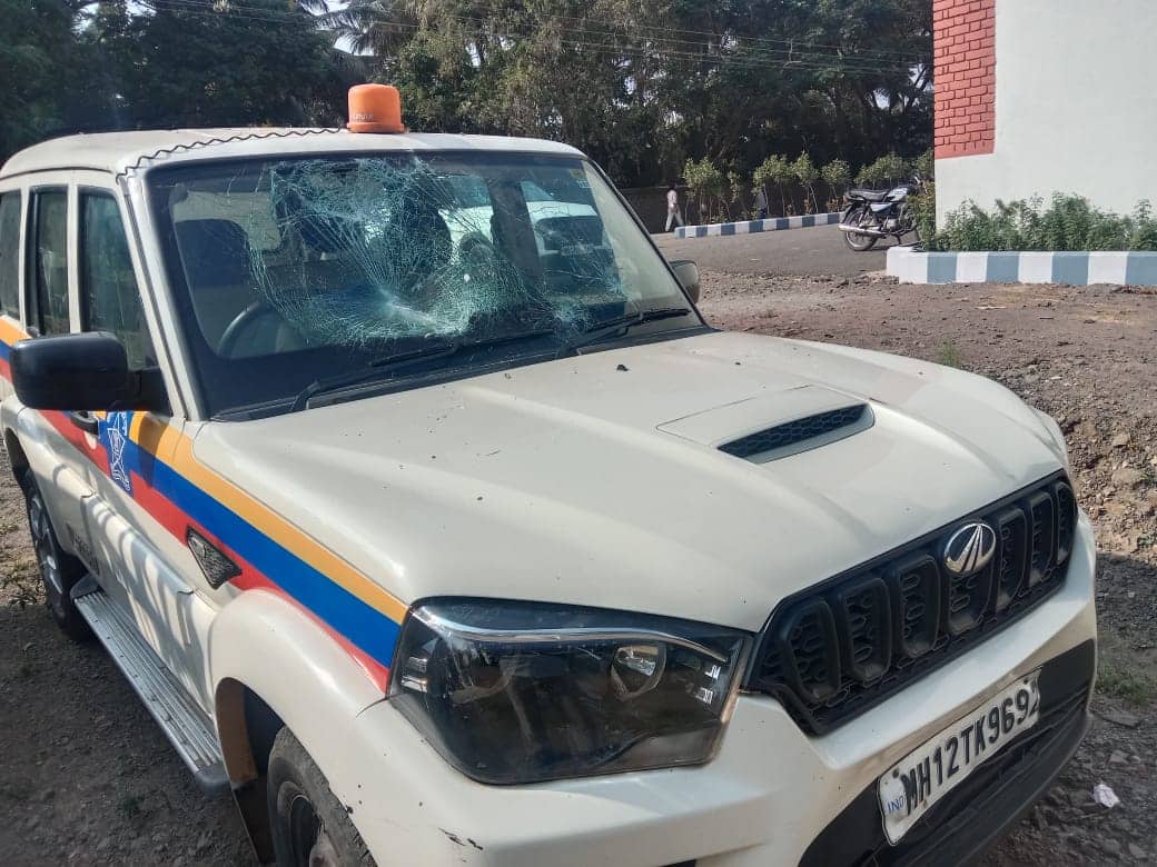 Baramati News : बारामतीत कारवाईसाठी गेलेल्या राज्य उत्पादन शुल्क विभागाच्या पथकावर हल्ला; दोघे जखमी, गाड्यांचं नुकसान Baramati News State excise department team attacked in Baramati Two injured Baramati News : बारामतीत कारवाईसाठी गेलेल्या राज्य उत्पादन शुल्क विभागाच्या पथकावर हल्ला; दोघे जखमी, गाड्यांचं नुकसान