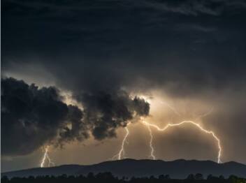 'মিধিলি'-র পর কি ফের ঘূর্ণিঝড়ের আশঙ্কা বঙ্গোপসাগরে? এখনও পর্যন্ত 'মিগজাউম'-র যা গতিবিধি, তাতে সেই রকম অশনি সঙ্কেতই দেখছেন অনেকে। মৌসম ভবন শুক্রবার পর্যন্ত কোনও ঘূর্ণিঝড়ের কথা বলেনি ঠিকই, তবে অন্য একটি সূত্রে খবর নভেম্বরের শেষাশেষি পশ্চিমবঙ্গ-বাংলাদেশ উপকূলের সমস্যা বাড়াতে পারে এটি।