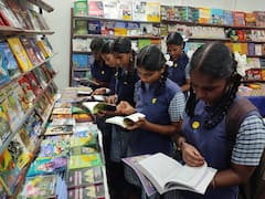 சேலத்தில் புத்தகத் திருவிழா...ஆர்வமாக பார்வையிடும் அரசு பள்ளி மாணவர்கள்!