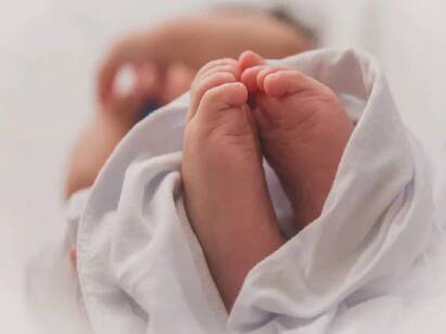 Infant branded with hot iron to treat pneumonia in Madhya Pradesh probe ordered Madhya Pradesh: காய்ச்சலால் பாதிக்கப்பட்ட பச்சிளம் குழந்தை.. குணமாக 40க்கும் மேற்பட்ட இடங்களில் சூடு வைத்த கொடூரம்..