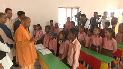 In Pics: अयोध्या से हॉट कुक्ड मील योजना का शुभारंभ, CM योगी ने बच्चों को दुलार से खिलाया खाना, देखिए तस्वीरें