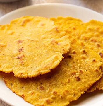 ਜ਼ਿੰਕ, ਮੈਗਨੀਸ਼ੀਅਮ, ਆਇਰਨ, ਫਾਸਫੋਰਸ ਵਰਗੇ ਪੌਸ਼ਟਿਕ ਤੱਤ ਵਾਲੀਆਂ ਮੱਕੀ ਦੀ ਰੋਟੀ ਦਾ ਸੇਵਨ ਕਰਨ ਨਾਲ ਹੱਡੀਆਂ ਮਜ਼ਬੂਤ ਹੁੰਦੀਆਂ ਹਨ। ਇੰਨਾ ਹੀ ਨਹੀਂ, ਮੱਕੀ ਦੀ ਰੋਟੀ ਦਾ ਸੇਵਨ ਨਾ ਸਿਰਫ ਜੋੜਾਂ ਦੇ ਦਰਦ ਨੂੰ ਘੱਟ ਕਰਨ ਵਿੱਚ ਮਦਦ ਕਰਦਾ ਹੈ ਬਲਕਿ ਗਠੀਆ ਅਤੇ ਓਸਟੀਓਪੋਰੋਸਿਸ ਵਰਗੀਆਂ ਗੰਭੀਰ ਸਮੱਸਿਆਵਾਂ ਦੇ ਖਤਰੇ ਨੂੰ ਵੀ ਘੱਟ ਕਰਦਾ ਹੈ।