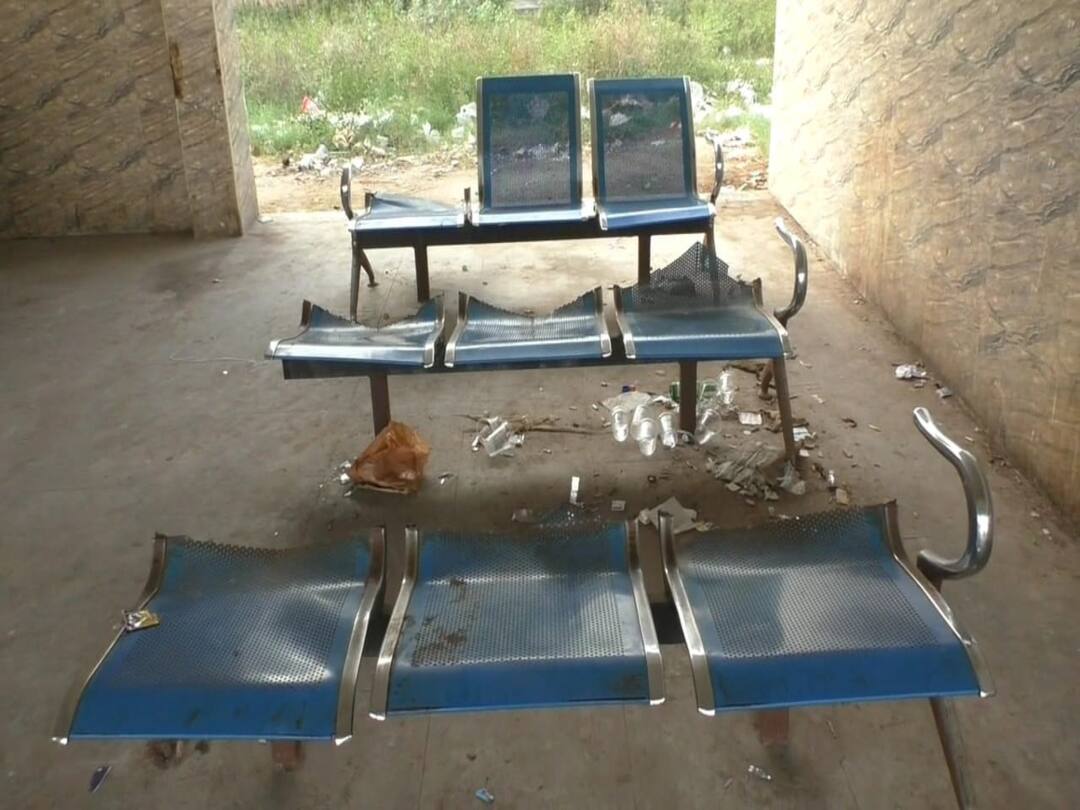 Dharmapuri near bus stand is not in use after 6 years of opening Passengers suffering TNN Dharmapuri: தருமபுரி அருகே பயன்பாட்டுக்கு வராத பேருந்து நிலையம்; வெயில், மழையில் அவதிப்படும் பயணிகள்