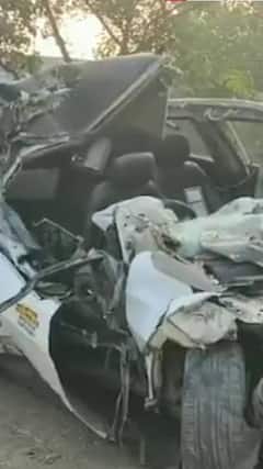 नवी मुंबई में ट्रक से टक्कर के बाद उड़े कार के परखच्चे