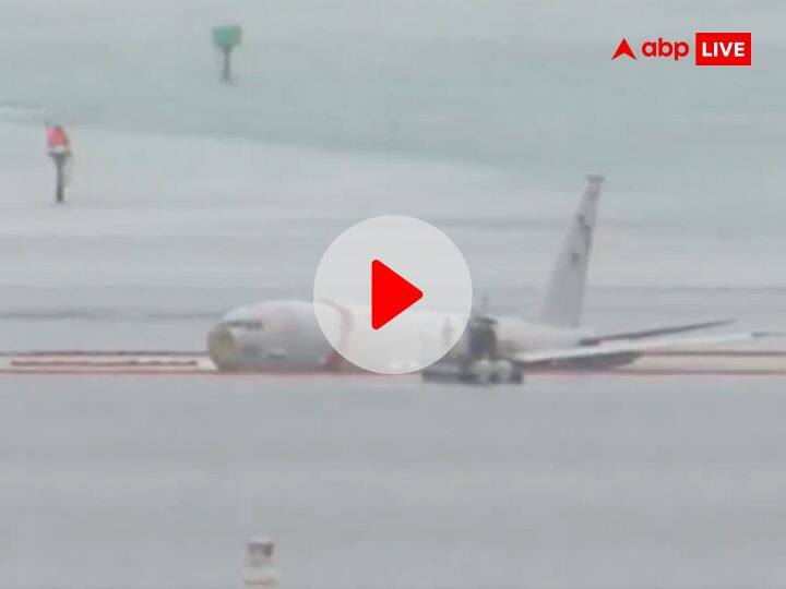 aeroplane suddenly fell into the sea during landing people narrowly escaped death watch video Viral Video: लैंडिंग के समय अचानक समुद्र में समा गया विमान, बाल-बाल बची लोगों की जान, देखें खौफनाक वीडियो