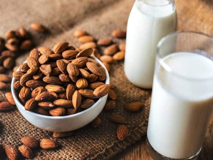 Almond vs Regular milk: Which is better for your health Almond vs Regular Milk: सर्दियों में दोनों में से कौन सा है ज्यादा हेल्दी? जानें पीने का सही समय