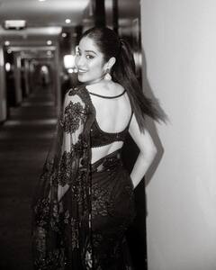 janhvi kapoor saree: જાહ્નવી કપૂર સાડી લૂકમાં લાગે છે હોટ, જુઓ કાતિલ અંદાજ