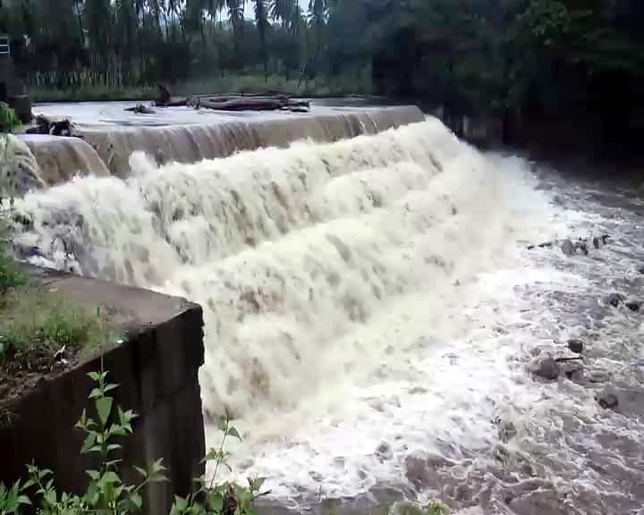 அருவி போல் கொட்டும் மழை வெள்ளம் ( கொட்டக்குடி ஆறு)