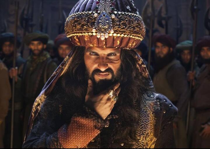 इससे पहले एक्टर रणवीर सिंह फिल्म पद्मावत में विलेन के रोल में नजर आए थे. उन्होंने अलाउद्दीन खिलजी का किरदार निभाया था. फिल्म में उनके इस इंटेस लुक को काफी पसंद किया गया था.