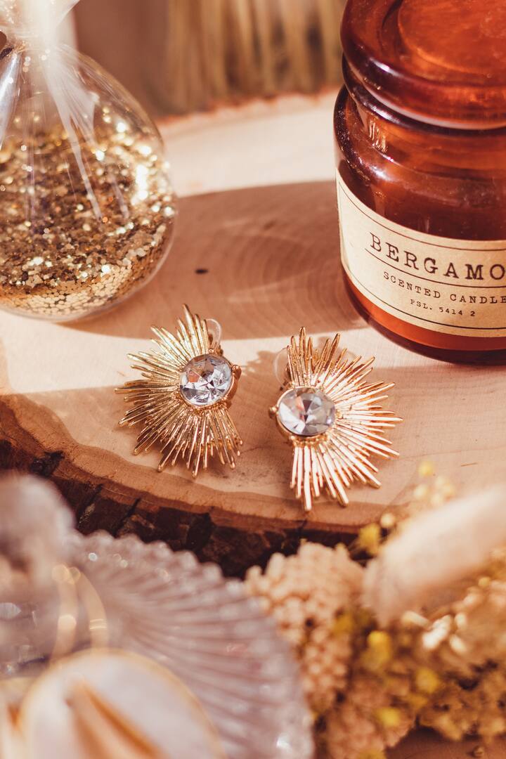 (photo: https://unsplash.com/s/photos/gold-earring)