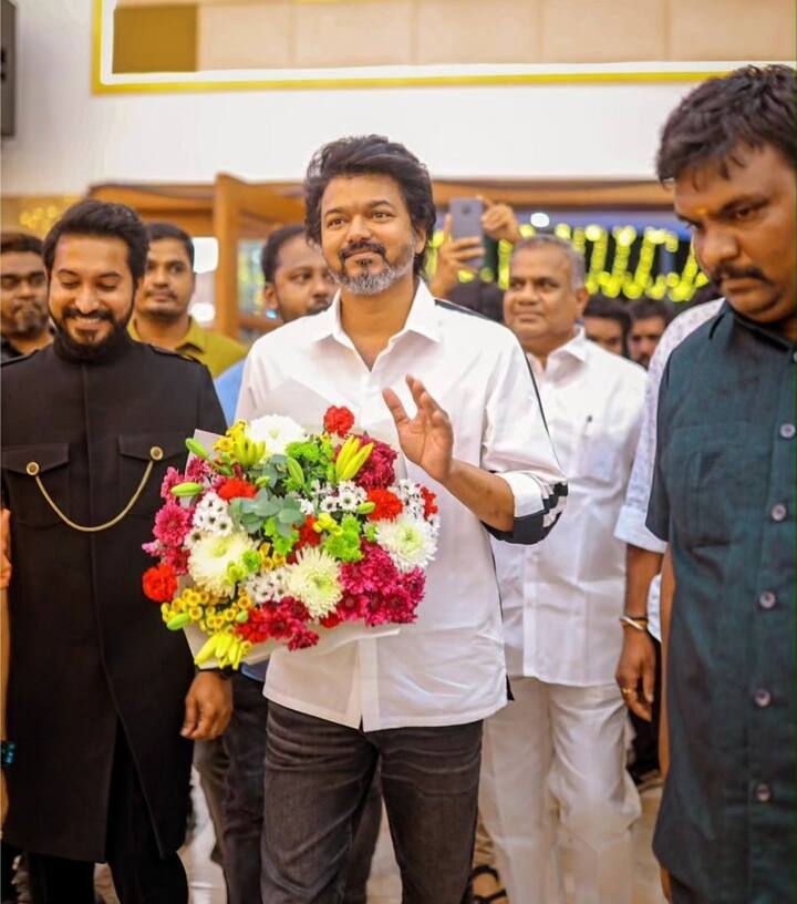 விஜய் ரசிகர்களுக்கு ஹாய் சொல்லியபடியே மேடையில் ஏறினார்.