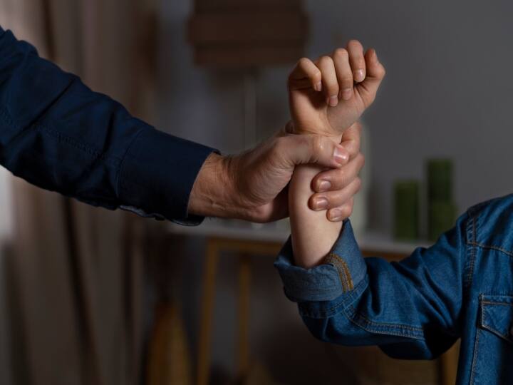 Minor beaten up and paraded without clothes for 300 rupees in Thane Maharashtra महाराष्ट्र में सिर्फ 300 रुपयों के लिए नाबालिग को नग्न करके बेल्ट से पीटा, कराई परेड