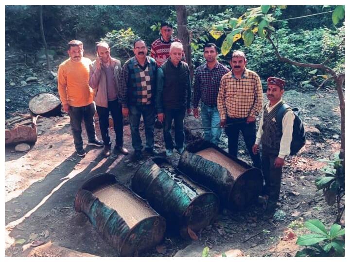 HP News Excise department raids three distilleries running in dense forest illegal liquor worth Rs 4.35 lakh recovered ann HP News: घने जंगल में चल रही तीन भट्टियों पर एक्साइज डिपार्टमेंट की रेड, 4.35 लाख की अवैध शराब बरामद