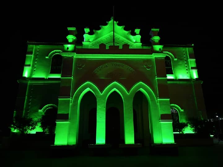 இரவு நேரத்தில் மின்னொளியில் ஜொலிக்கும் மாநகராட்சி அலுவலகம்