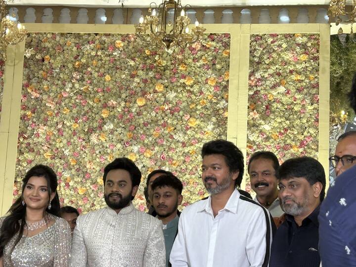அதன் பின்னர் மணமக்களை வாழ்த்தி அவர்களுடன் புகைப்படம் எடுத்துக்கொண்டார். நேற்றைய நிகழ்ச்சியில் எடுக்கப்பட்ட இந்த புகைப்படங்கள் இணையத்தில் வெளியாகி ட்ரெண்டாகி வருகிறது.