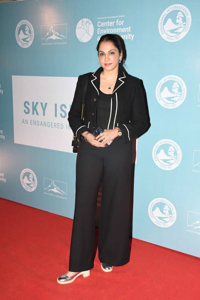 Isha Koppikar poses in all black attire.