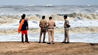 এবার 'মিগজাউম' ওড়িশা, পশ্চিমবঙ্গ ও বাংলাদেশে আছড়ে পড়লে সেখানে প্রতিকূল আবহাওয়ার আশঙ্কা রয়েছে। তবে এখনও পর্যন্ত মৌসম ভবনের তরফে সরাসরি কিছু জানানো হয়নি। 