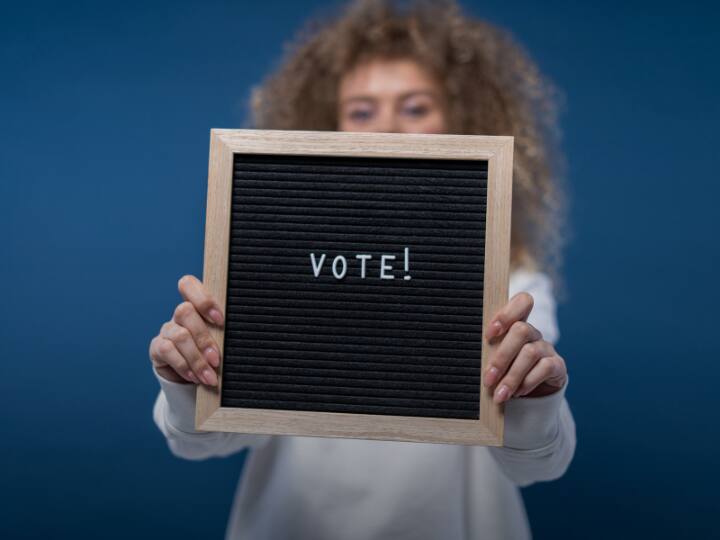 चुनावी स्याही बनाने में सिल्वर नाइट्रेट का प्रयोग होता है. इसलिए एक बार लग जाने पर ये आसानी से नहीं मिटती है.